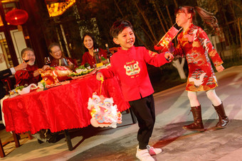 快乐家庭庆祝新年聚餐高端拍摄