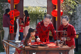 快乐家庭过新年写春联六个人高端相片