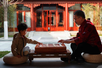 祖孙俩在庭院里<strong>下象棋</strong>