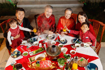 东方家庭在中式庭院内干杯庆祝<strong>新年</strong>