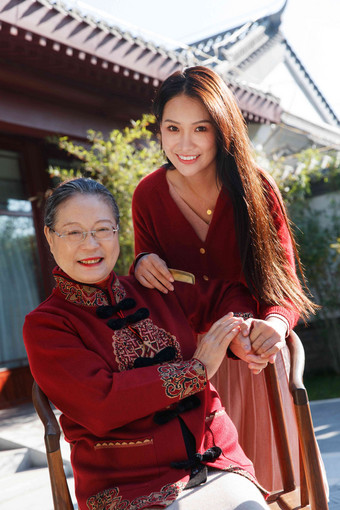 青年女人为母亲<strong>梳头</strong>温馨高质量镜头