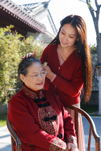 青年女人为母亲<strong>梳头</strong>幸福氛围摄影图