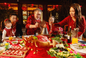 春节东方家庭在中式庭院内<strong>聚餐聚餐</strong>清晰素材