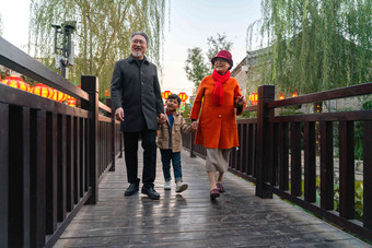 幸福的祖孙三人逛庙会北京清晰拍摄
