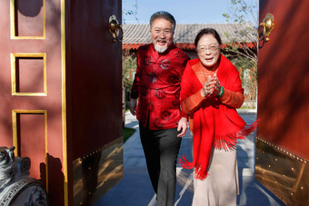高兴的老年夫妇出<strong>门迎</strong>接北京高端拍摄