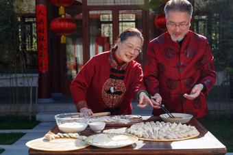 幸福的老年夫妇过年<strong>包饺子</strong>