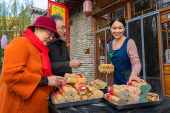 老年夫妇购买挂面粮食写实摄影图