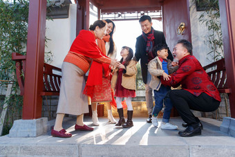 幸福家庭回家与老人团聚过新年中国文化高端相片