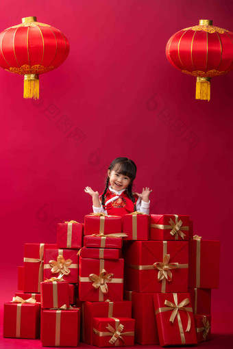 快乐的小女孩收到许多新年礼物