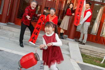 幸福的大家庭贴春联庆祝新年