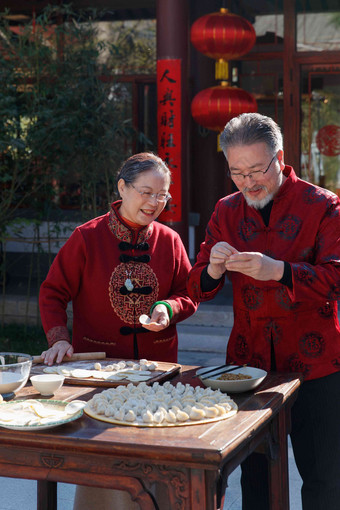 幸福的老年夫妇<strong>过年</strong>包饺子