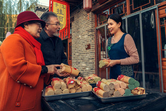 老年夫妇购买挂面粮食高清场景