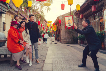 逛庙会合影留念的一家六口休闲活动清晰场景