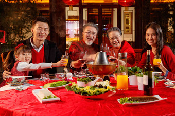 东方家庭在中式庭院内干杯庆祝新年