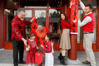 幸福的大家庭贴春联庆祝<strong>新年</strong>