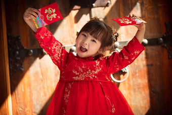 快乐的小女孩拿着红包可爱的高清相片