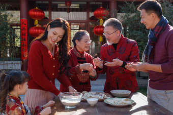 幸福的家庭过年包饺子中国高端摄影