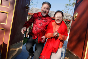 高兴的老年夫妇出门迎接愉悦高质量照片