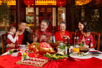 春节东方家庭在中式庭院内聚餐中国人清晰拍摄