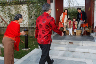 幸福家庭回家与老人团聚过新年中国文化写实素材