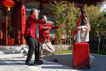 青年女人过年回家和父母团圆