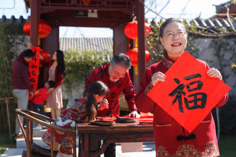 快乐家庭过新年<strong>写春联</strong>女人<strong>写</strong>实影相