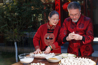 幸福的老年夫妇过年包<strong>饺子</strong>