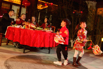 快乐家庭庆祝新年传统节日写实素材