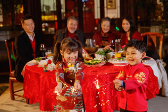 快乐家庭庆祝新年传统节日写实场景