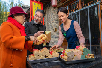 老年夫妇购买<strong>挂面</strong>热情写实照片