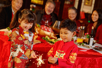 快乐家庭庆祝新年亚洲高端素材