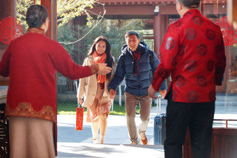 青年伴侣回家过新年女人影相