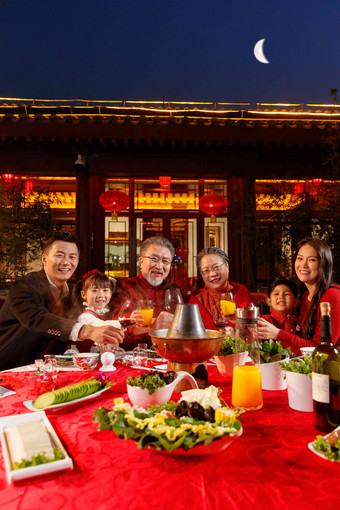 东方家庭在中式庭院内干杯庆祝<strong>新年</strong>餐桌高质量场景