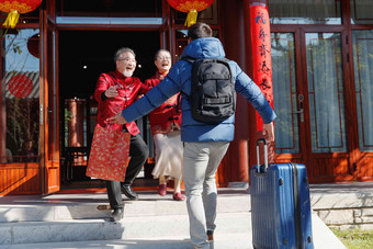 青年团聚四合院中式庭院人高清场景