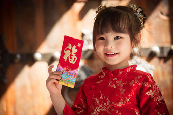 可爱的小女孩拿着红包福字清晰照片