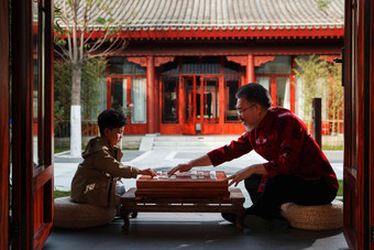 祖孙俩在庭院里下象棋休闲活动高端摄影图