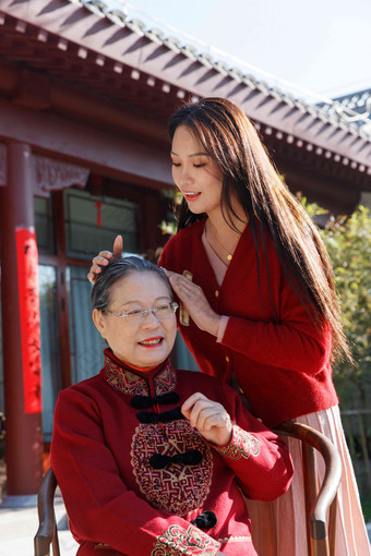 青年女人为<strong>母亲</strong>梳头