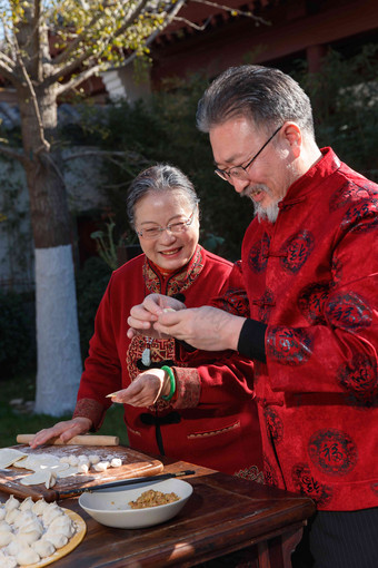 幸福的老年夫妇过年包饺子站着高质量相片