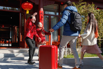 青年伴侣回家过新年中国文化写实相片