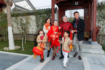 幸福的大家庭庆祝新年