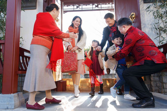 幸福家庭回家与老人团聚过新年中国结写实素材