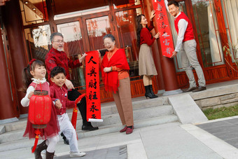 快乐儿童追逐嬉戏庆新年夫妇镜头