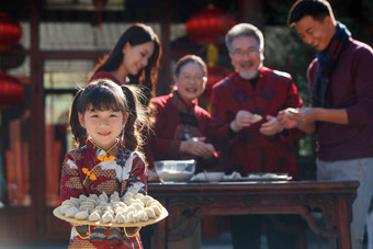 幸福的家庭过年包饺子快乐高端素材