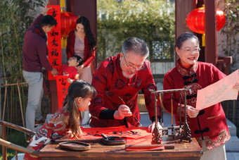 快乐家庭过新年写春联中国文化高质量影相