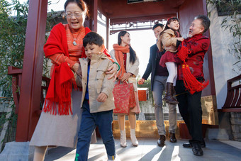 幸福家庭回家与老人团聚过新年