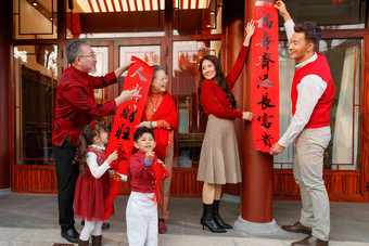 幸福的大家庭<strong>贴春联</strong>庆祝新年