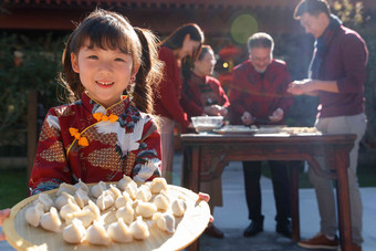 幸福的家庭过年包饺子中式庭院高端照片
