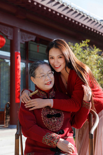 青年女人为母亲梳头