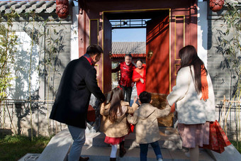 幸福家庭回家与老人团聚过<strong>新年</strong>