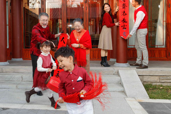 快乐儿童追逐嬉戏庆新年健康的氛围图片